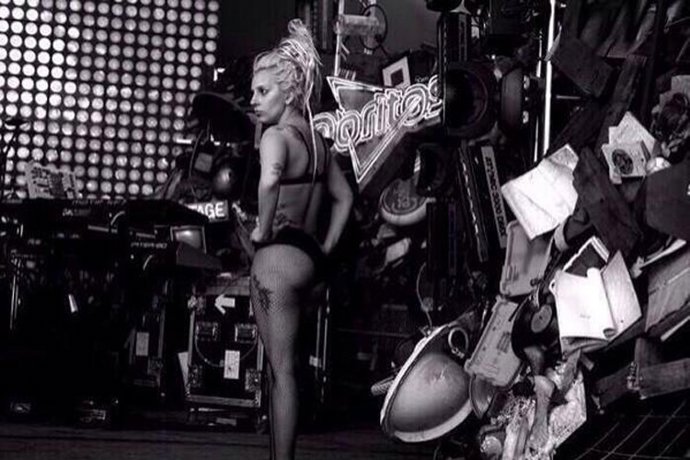 Lady gaga vomitar encima Millie Brown Doritos concierto texas