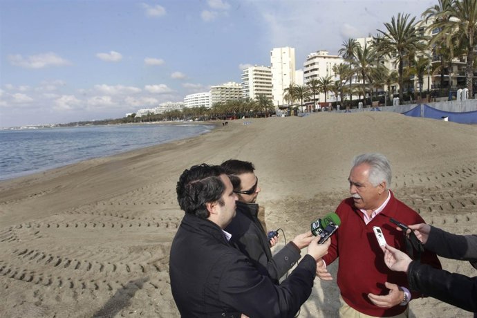El edil de medio ambiente antonio espada en playa de marbella sobre aporte arena