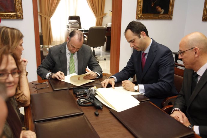 El alcalde firma un convenio con Telefónica