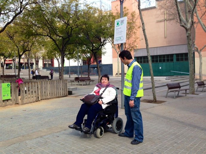Un joven con síndrome de Down acompaña a una mujer al 'casal' de Trinitat Vella