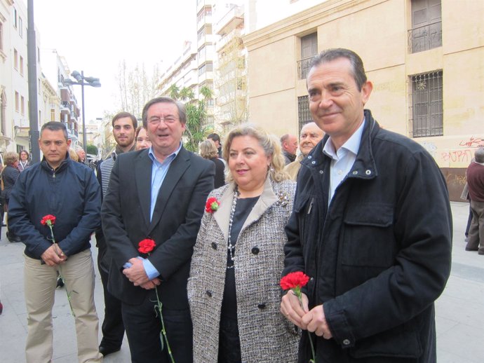 En el centro, la secretaria de Ciudadanía del PSOE-A, Clara Aguilera