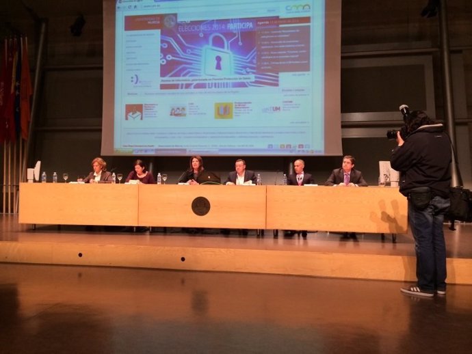 Soledad Díaz participando en una mesa redonda