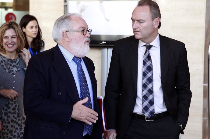 Arias Cañete conversa con Fabra en un acto en Valencia.