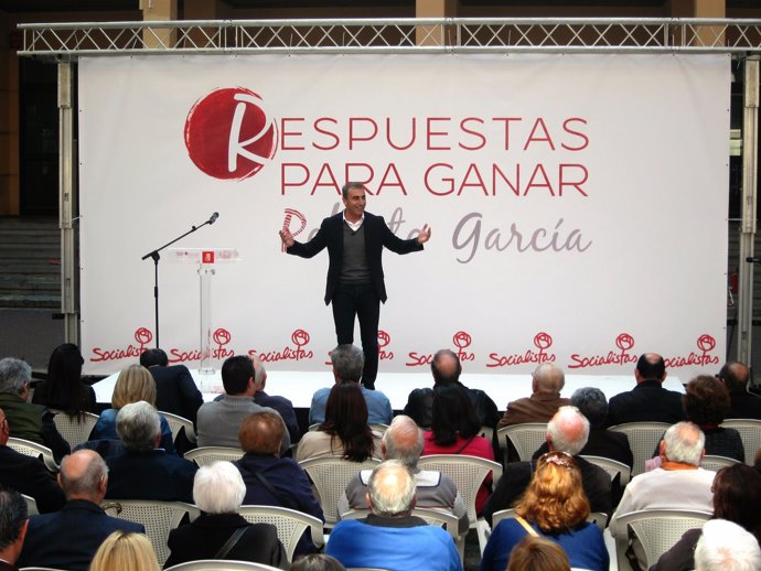 Roberto García presentando su proyecto en La Mered