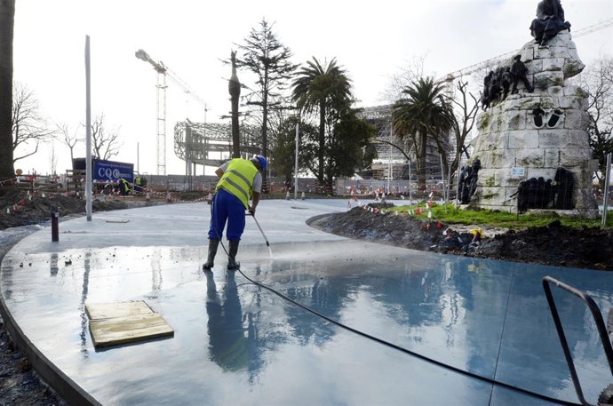 Instalación paviemento azulado en los Jardines de Pereda