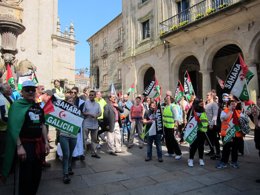 Llegada de la marcha en apoyo al pueblo saharaui a la Praza de Praterías