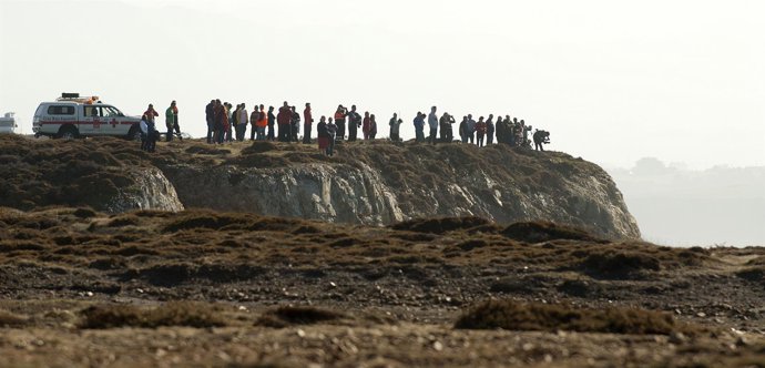 Personas en el Cabo Peñas tras naufragio del barco 'Santa Ana'
