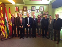 Del Río con la junta directiva del Centro Riojano de Barcelona