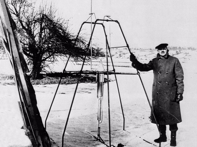 Goddard en el lanzamiento del primer cohete con combustible líquido