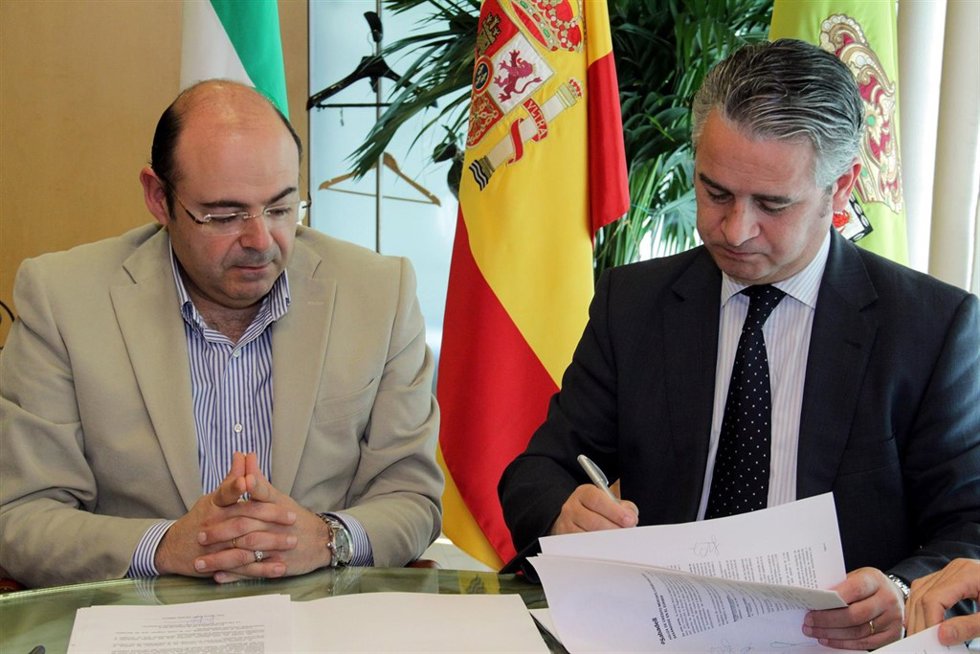 Firma de uno de los convenios