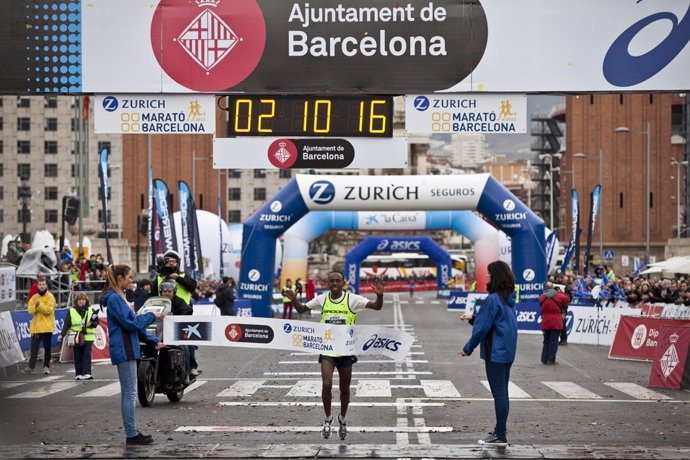 El corredor etíope Gezahgne Abera cruzando la meta de la Maratón de Barcelona