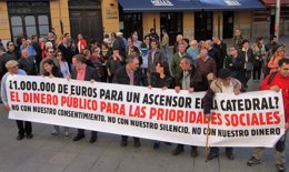 Protesta por el ascensor de la Catedral de Valladolid