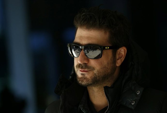 Posado del cantante Antonio Orozco