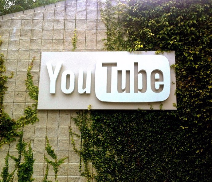 Logotipo en una pared del serivicio de vídeos online de Google YouTube