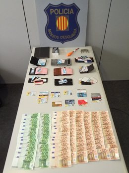 Dinero y objetos recuperados al detenido por robar en taquillas en Barcelona