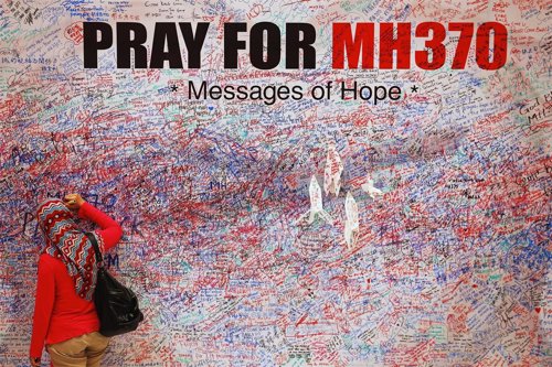 Panel de firmas para rezar por los desaparecidos en el avión de Malasia