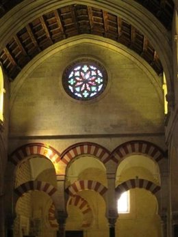 Interior de la antigua mezquita y Catedral de Córdoba