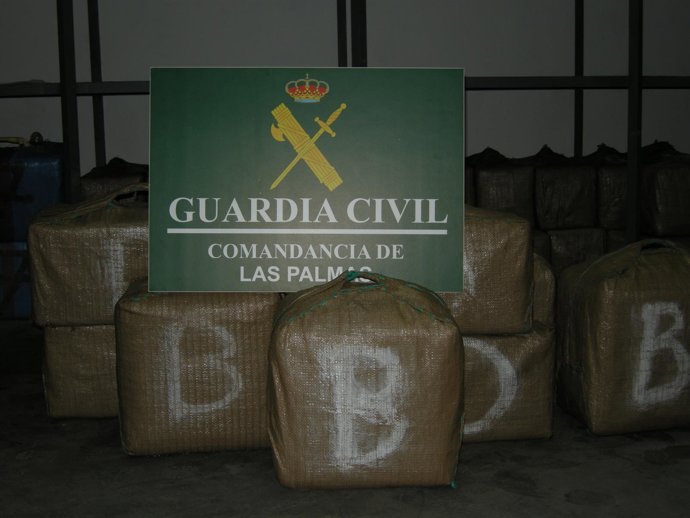 Droga incautada por la Guardia Civil en la embarcación