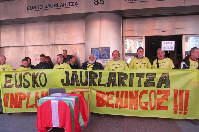 Concentración de trabajadores de Incoesa ante el Gobierno vasco