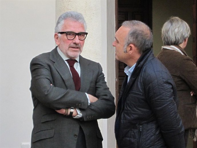 Ignacio Fernández de Mesa (izda.) habla con Rafael Bados