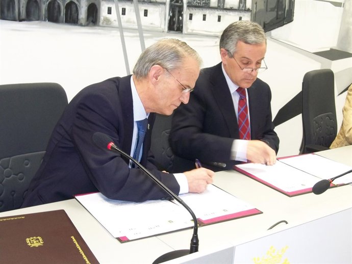 José Vicente Rodríguez (i) y Emilio Gutiérrez (d) firman el convenio