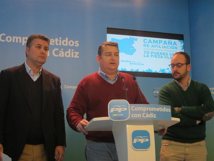 Antonio Sanz, en el centro, en la rueda de prensa. 