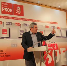 El secretario regional del PSOE, Julio Villarrubia, con García