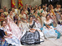 Fabra con representantes del 'Avión Fallero' en el Palau 