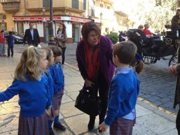 Lourdes Cardona con escolares