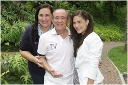 Renato Aragao com su mujer y hija