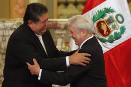 El expresidente de Perú Alan García y el escritor Mario Vargas Llosa.