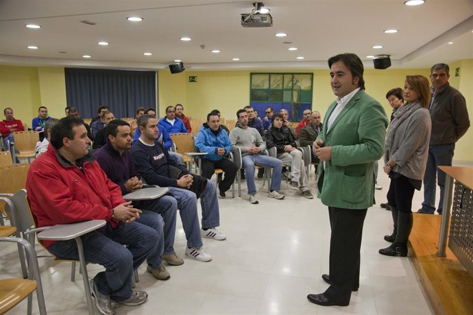 El acalde con los trabajadores 