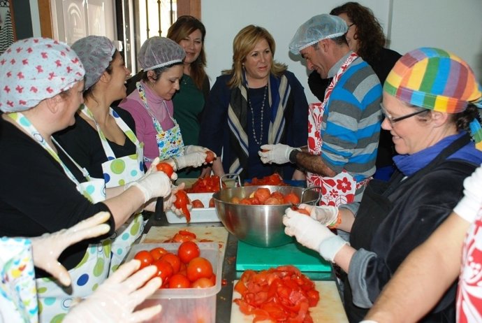 Visita de Ángeles Jiménez al comedor de la Fundación 'Don Bosco' de Jaén