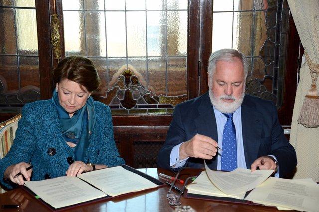 Miguel Arias Cañete y Magdalena Álvarez firman un acuerdo