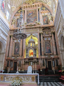 Altar mayor de la Catedral de Córdoba, inscrita en la antigua mezquita