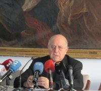 Blázquez pide "comprender el sufrimiento de la mujer" y ayudarla en su embarazo "también con medios económicos"