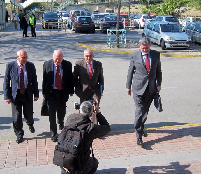 Moratinos, segundo por la izquierda, a su llegada a la Universidad de Jaén