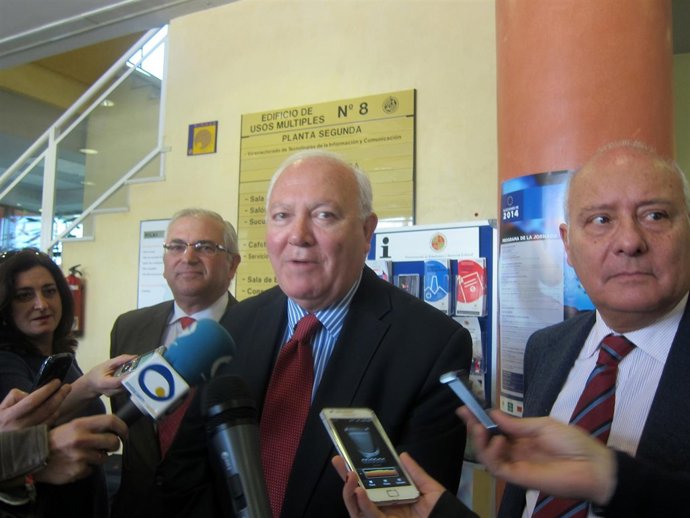 Moratinos, en el centro junto a Parras y Faramiñán, atiende a los periodistas.