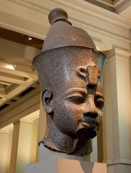 Arqueólogos españoles ponen en duda quién fue el padre de Tutankamón