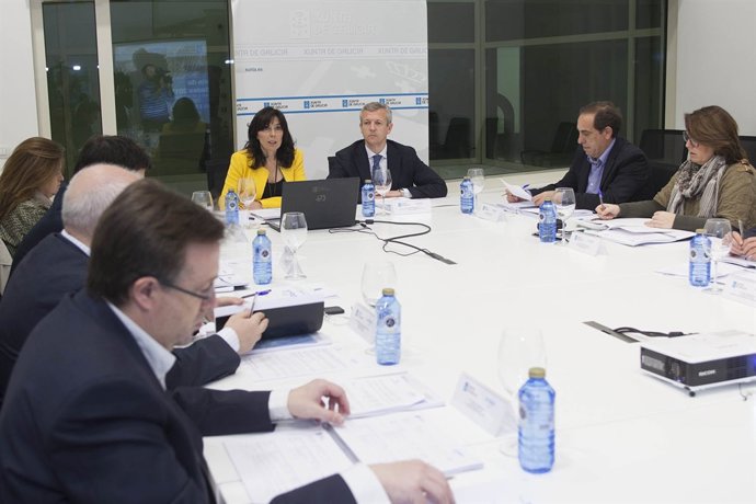 O vicepresidente da Xunta, Alfonso Rueda, acompañado da directora da Axencia par