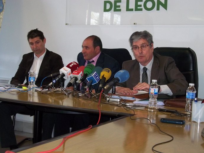 Jorge Álvarez, (centro) acompañado de otros miembros de la asociación