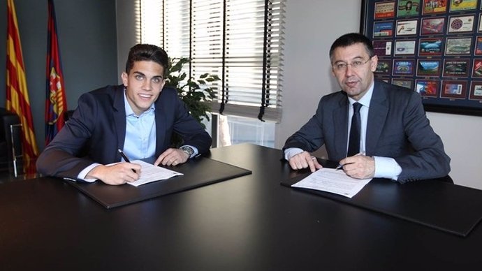 Marc Bartra y Josep Maria Bartomeu en la firma del contrato del central