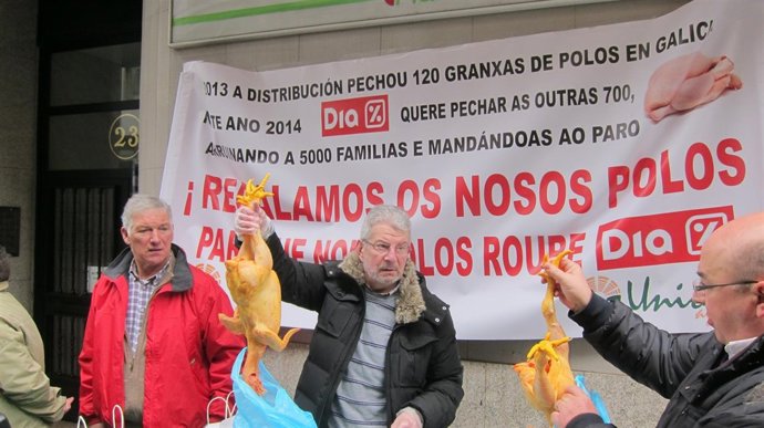 Acriaga y Unións Agrarias en su concentración por la política de precios de Dia