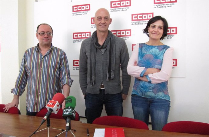 Emilio Pérez y los técnicos del sindicato Sonia Bonal y Marcial Iglesias