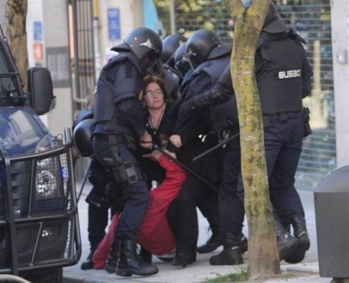 La diputada Montse Prado con antidisturbios