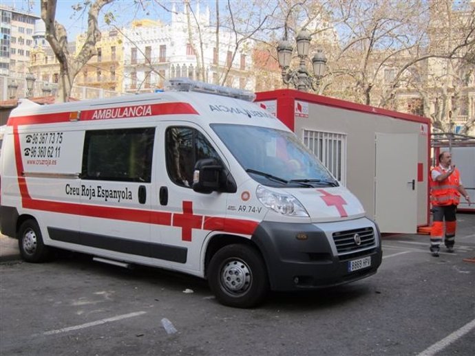 Ambulancia de Cruz Roja en la 'mascletà'