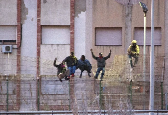 Inmigrantes saltando la valla de Melilla