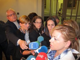Elena Valenciano atiende en el Ayuntamiento de Valencia antes de la 'mascletà'