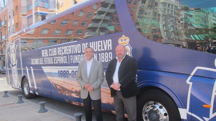 Autobús del Recreativo de Huelva serigrafiado con imágenes de la provincia.