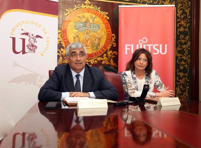 Firma de acuerdo entre la Universidad de Sevilla y Fujitsu